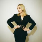 Chloe Fineman Instagram - It’s giving Vintage… 📸 @emjbhe Archival Mugler @vintagegrace styled by @yaelquint @bulgari @victoriabeckham @calzedonia Insane Glam @matthewmonzon @makeup.marc @jacobschwartzhair