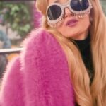 Chloe Fineman Instagram - Magenta Status: 🏨📡🚘🎵🧍🏼💖✨✨ @tmobile #tmobilepartner