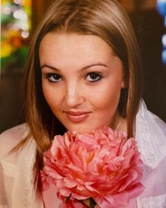 Chloe Fineman Instagram - Happy Friday from me and my Bat Mitzvah glam shot …