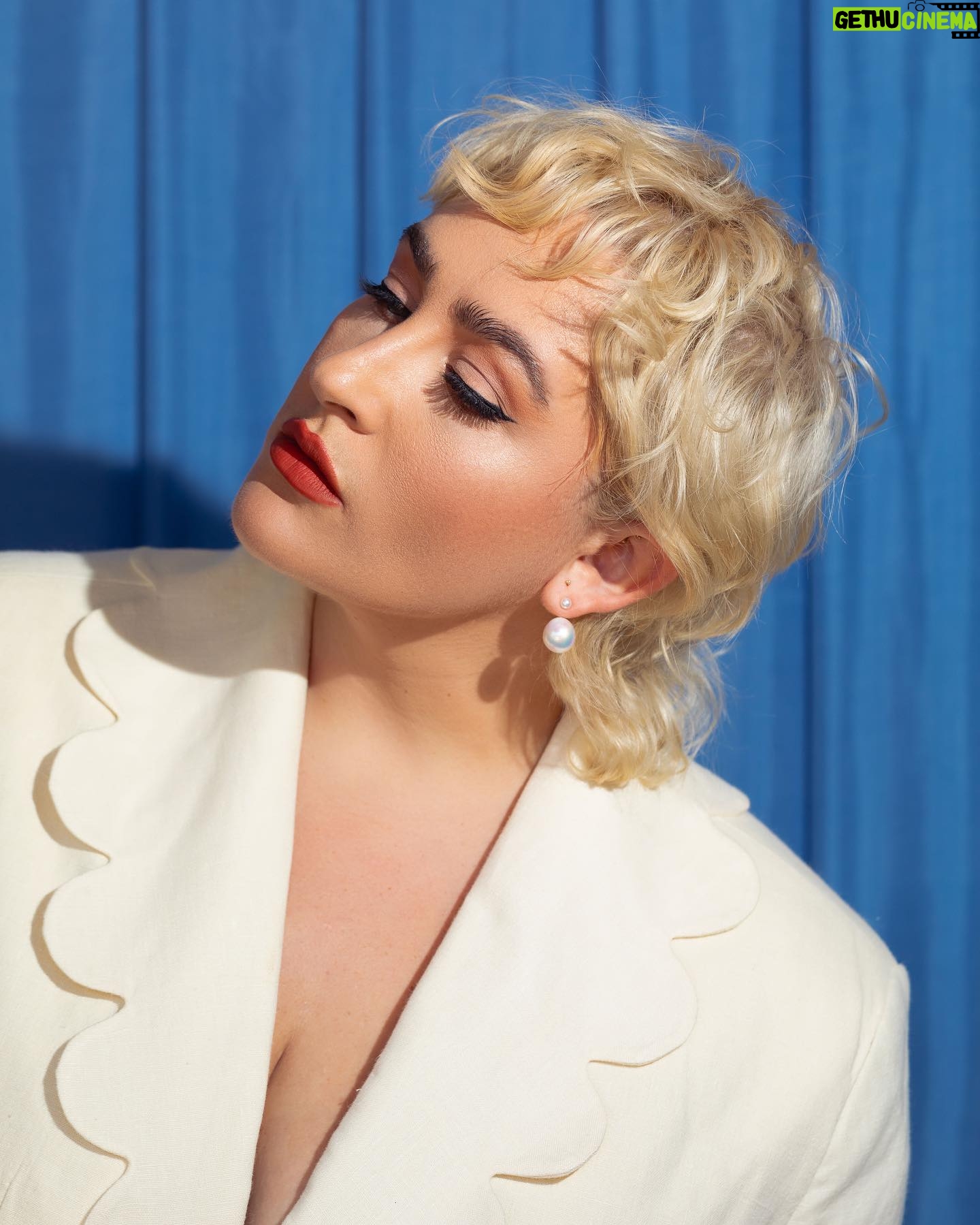 Chloe Fineman Instagram - Fineman Sisters X SRJ. A modern heirloom collection of diamond and pearl studs and earring jackets inspired by the sisters’ collective love of vintage style. Created in mind with the sister tradition of (let’s be honest) stealing from each other's closets. @chloeiscrazy & @emmafineman decided to settle the score by working with Sophie to design everyday statement pieces that can be swapped & shared to reflect their personal style. "We're 'dress for the occasion type bitches,' and with this collection, you can mix and match every piece to be perfectly styled from a wedding, or cocktail party, to every day just with jeans and a T-Shirt." Get to know the Fineman sisters and shop their collection via the link in bio & stories. 📷: @samhylton 💄: @janicedaoud @makeupbyarbella . . . . . . . . #sophieratner #sophieratnerjewelry #SRJ #collab #finejewelry #madeinnyc #sustainablefashion #chloefineman #emmafineman #finemansisters #pearlearring #earringjacket #diamondearring #baroque #baroquestyle #motherofpearl