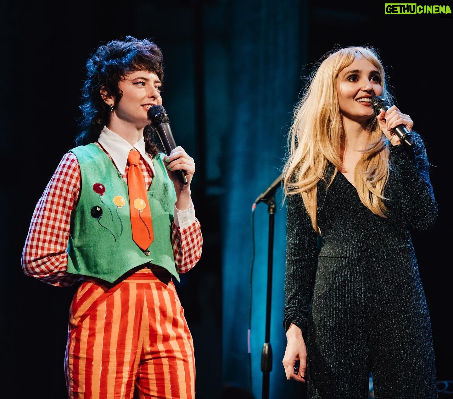 Chloe Fineman Instagram - AUSTIN !!! no offense but… we literally love you and we love your BBQ 🤠🥫thanks to @moontowercomedy @paramountaustin for letting us freak it, and thanks to @sk8rpunk69 for being brave enough to host a show featuring the two craziest b-words alive 😂 📸 @rachelparkerpix 📸 who had fun at the show???