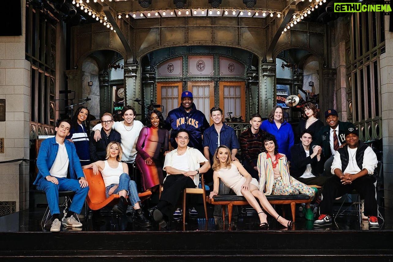 Chloe Fineman Instagram - 💖 Family Photo 💖 @nbcsnl 📸 @maryellenmatthewsnyc