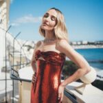 Chloe Fineman Instagram - “In the lobby, I run into #MerylStreep’s agent and nearly faint at the thought of being in the same hotel as her...MERYL.” #ChloeFineman stepped out in @celine for her first #CannesFilmFestival. Link in bio for more of her thoughts.