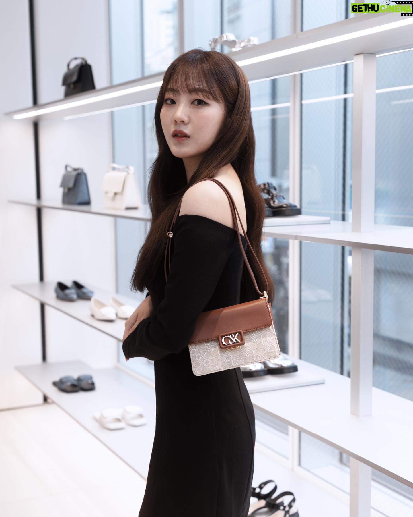 Cho Yi-hyun Instagram - @yihyun_1208 made a special appearance at the opening party of CHARLES & KEITH’s brand-new Shibuya flagship, wearing the elegant accessories from their L’initial range. #CharlesKeithLinitial #CharlesKeithSS24 #ImwithCharlesKeith Products featured: Leather Ruched-Strap Slingback Pumps Leather & Canvas Two-Tone Boxy Bag