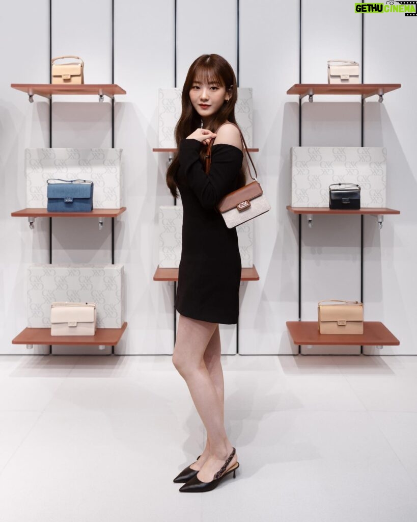 Cho Yi-hyun Instagram - @yihyun_1208 made a special appearance at the opening party of CHARLES & KEITH’s brand-new Shibuya flagship, wearing the elegant accessories from their L’initial range. #CharlesKeithLinitial #CharlesKeithSS24 #ImwithCharlesKeith Products featured: Leather Ruched-Strap Slingback Pumps Leather & Canvas Two-Tone Boxy Bag