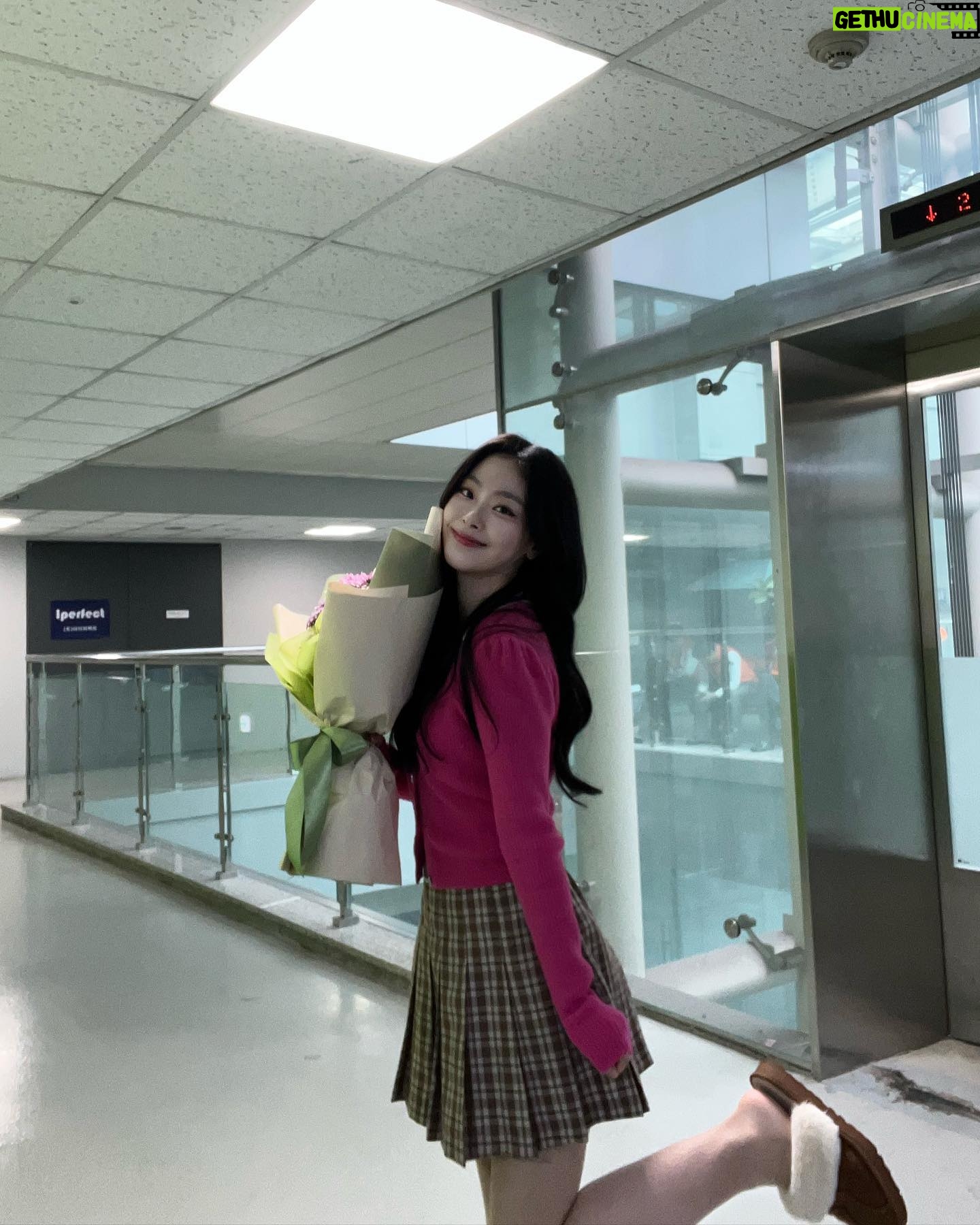 Choi Hee-jin Instagram - ννκ²!π«Άπ»λ μ¬λμ΄μμ΅λλ€β€οΈ μΆμ΄λ μΈμ κ°λ λ λ°λ»νμ
¨λ κ°λ
λλ€,μ€ν
λΆλ€ μ λ§ κ°μ¬νκ³ κ³ μλ§μΌμ
¨μ΅λλ€!! μ§§μμ§λ§ bjμμμμΌλ‘ 촬μνλ λμ μκ΄μ΄μκ³ ν볡ν μκ°μ΄μμ΅λλ€!!βΊ