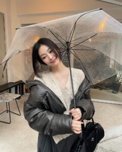 Choi Hee-jin Instagram - 아직 쌀쌀하네요🥹🫧🫧☔️ 모두 감기조심!!!