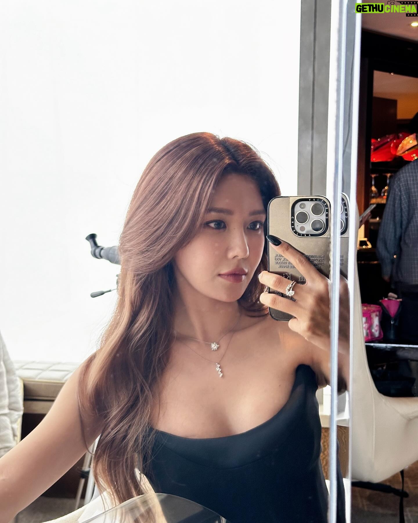 Choi Soo-young Instagram - An elegant history of sheer magic💎🤍 @Swarovski #Swarovski #SwarovskiCreatedDiamonds #SwarovskiGalaxy