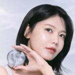 Choi Soo-young Instagram – 더 가볍게 더 빛나게 ✨
그냥 대충 발라도 완벽한 피부표현 해주는
 #글래스스킨에센스팩트 🪩
@age20s_official 🩶