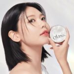 Choi Soo-young Instagram – 더 가볍게 더 빛나게 ✨
그냥 대충 발라도 완벽한 피부표현 해주는
 #글래스스킨에센스팩트 🪩
@age20s_official 🩶