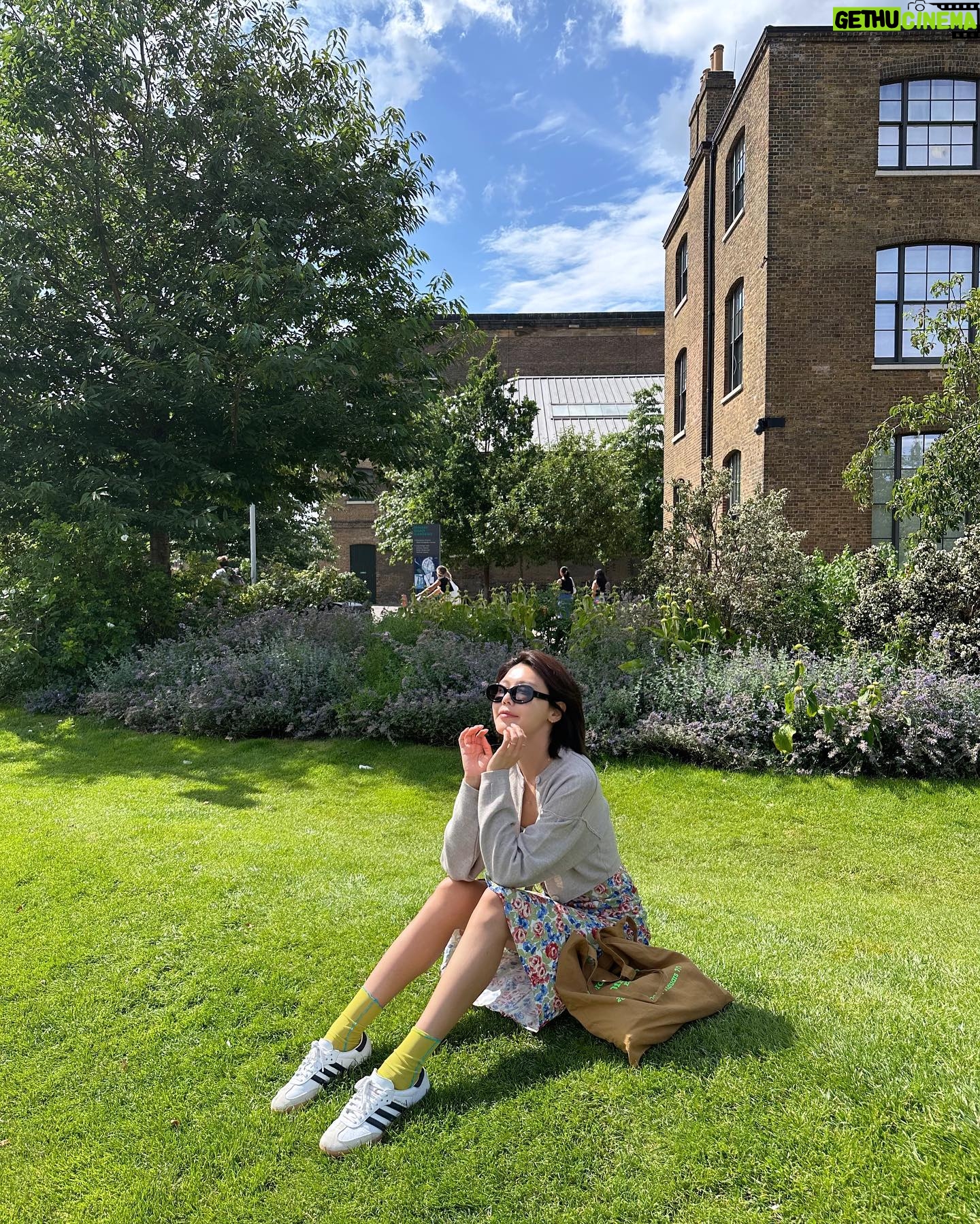 Choi Soo-young Instagram - 버릴게 하나도 없는 2023 런던🇬🇧 (인스타 20장된다고 어디서 본것같은데 어떻게해야하는지 아는 사람🤓)