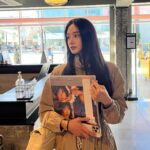 Choi Yeon-cheong Instagram - 💿🎧 - 헤드셋으로 처음 들어보는 LP판.. 중간중간 지직 지지직 소리도 좋다. 아날로그는 너무 매력적이네요.. #lp판 #레코드판 #💿 #🎧