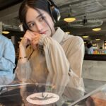 Choi Yeon-cheong Instagram - 💿🎧 - 헤드셋으로 처음 들어보는 LP판.. 중간중간 지직 지지직 소리도 좋다. 아날로그는 너무 매력적이네요.. #lp판 #레코드판 #💿 #🎧