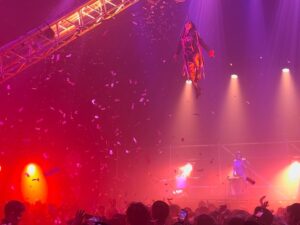 Choi Yeon-cheong Instagram - 🇰🇷
지금까지 FUERZABRUTA 푸에르자부르타에 
스페셜게스트로 함께 하게 된 최연청이었습니다! 감사합니다!
-
푸에르자부르타는 스페인어로 ”잔혹한 힘”이라는 뜻으로, 
현대인의 스트레스를 모티브로 한 다양한 감정들을 언어가 아닌 
퍼포먼스로 표현한 공연입니다. 
저는 4명의 아르헨티나 배우들과 함께 보우라는 공모형을 표현하는 씬 하나와 , 단독으로는 14M 공중에서 와이어를 타며 달리는 씬을 하게 되었는데요. 
어떻게 하면 관객분들에게 좀 더 이 공연의 의미를 잘 전달해드릴 수 있을 까 고민 끝에 할리퀸을 분장하여 제 감정을 표현하게 되었습니다. 
영화 “수어사이드 스쿼드” 에서 조커가 할리퀸에게 “너도 자유를 느껴봐” 라며 와이어를 던지면 할리퀸이 그 와이어를 신나게 타는 장면이 있는데요. 
그 장면에서 영감을 받아 저만의 자유를 표현했습니다. 
많은 분들께서 제가 표현한 할리퀸을 너무 좋아해주셔서 
저또한 보람있고 뜻깊은 공연이었습니다. 
마지막까지 다치지 않고 즐거운 마음으로 무사히 공연을 마치게 되어서 너무 감사합니다🙏🏻
-
여러분 모두 새해 복 많이 받으세요🙇🏻‍♀️🧡