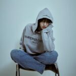 Choi Yun-jin Instagram - 버커루의 23FW 아우터 컬렉션 화보를 함께하게 되었어요! 버커루와 함께하는 따뜻한 겨울🖤 @buckaroo_official @harpersbazaarkorea #BUCKAROO #버커루