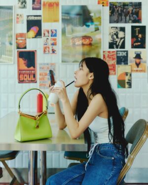Choi Yun-jin Instagram - #AD @etro 

#EtroVelaBag #MiniVelaBag #에트로 #미니벨라백
