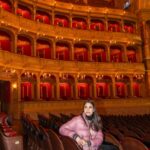 Chris Flores Instagram - Continuação post anterior… Ópera de Budapeste 🎭 O palácio neo-renascentista projetado por Miklós Ybl está aberto aos amantes de ópera e balé há mais de cento e trinta anos. A licença de construção foi emitida em 1875, mas somente depois que o plano original foi retrabalhado várias vezes, porque Francisco José I, Imperador da Áustria e Rei da Hungria, só permitiu a construção com a condição de que a ópera de Pest não excedesse o tamanho da ópera de Viena, principal capital do império Austro-Húngaro. A cerimônia de abertura foi realizada nove anos depois, em 27 de setembro de 1884. As pessoas que se reuniram para o evento queriam ver não apenas o exterior, mas também o interior do edifício ricamente decorado com ouro, mármore e afrescos, cuja construção custou grandes quantias de dinheiro dos contribuintes. O interesse foi grande na cerimônia de abertura, embora o preço da entrada fosse comparável ao custo de dois cavalos - bem caro. A apresentação teve a presença até mesmo do imperador Francisco José I. O auditório de três andares em forma de ferradura proporciona uma sensação emocionante de espaço. Apesar de sua comoção barroca, o afresco de teto circular, com seu diâmetro de mais de quatro metros e sua circunferência de quarenta e cinco metros, cria uma perfeita unidade de estilo com a sensação de calma renascentista do auditório. A composição mostra o Monte Olimpo, onde seis grupos de deuses estão ouvindo Apolo. Além dos deuses da ordem, poesia, música, dança e artes, a pintura também apresenta musas e os Horae, os protetores da natureza e da moral. O lustre, encomendado de Mainz, foi instalado em 1884 e originalmente pesava três toneladas, equipado com quinhentas luzes a gás. A fiação elétrica foi passada pelos gasodutos em 1895, e os gasodutos foram então removidos nas reformas de 1980. A estrutura atualmente pesa apenas cerca de duas toneladas e tem mais de duzentas lâmpadas. Continua no próximo post… 🎥 @ricorreafoto