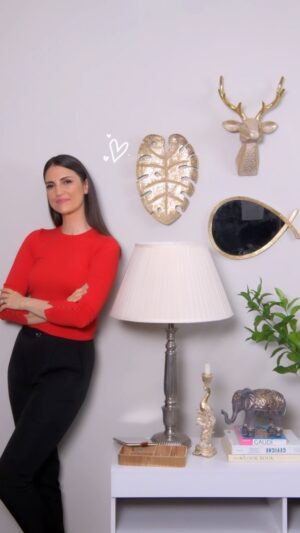 Chris Flores Instagram - Quem aí ama decorar a casa 🏠? Fiz um cantinho lindo aqui em casa com os produtos da @uphome_br e queria dividir com vc ❤️ gostou? Vou colocar as referências dos produtos aqui pra vc achar no site da @multi_br 🦋 UP Home é uma marca da Multi 

Folha Decorativa Costela de Adão UD373

Cervo de parede Hiran UD370

Espelho Laço 37cm UD366

Castiçal Pavão UD358

Elefante Decorativo Babbar UD351

Porta Joias Madeira com espelho UD349

#uphomenasuacasa #uphome #decoracao #decor