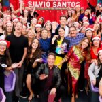 Chris Flores Instagram - A bagunça foi grande!!!!! Que maravilha participar do Desafio Musical no @pgmsilviosantos 🎶 a @patriciaabravanel deu um verdadeiro show na apresentação nesse especial de Natal 🎄 e fez toda a galera dar muitaaaa risada… além de botar todo mundo pra cantar… bem, como cantores, somos ótimos apresentadores 🙊… E aí, vai torcer para qual time: meninas ou meninos? 📸 @gabrielcardosofoto 👏🏼