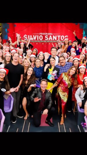 Chris Flores Instagram - A bagunça foi grande!!!!! Que maravilha participar do Desafio Musical no @pgmsilviosantos 🎶 a @patriciaabravanel deu um verdadeiro show na apresentação nesse especial de Natal 🎄 e fez toda a galera dar muitaaaa risada… além de botar todo mundo pra cantar… bem, como cantores, somos ótimos apresentadores 🙊… E aí, vai torcer para qual time: meninas ou meninos?

📸 @gabrielcardosofoto 👏🏼