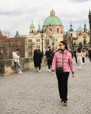 Chris Flores Instagram - Continuação post anterior…

A Ponte Carlos (em checo Karlův most) é a ponte mais antiga de Praga. Atravessa o rio Moldava da Cidade Velha até a Cidade Pequena. É a segunda ponte mais antiga existente na República Tcheca. 

Sua construção começou em 1357 a pedido do rei Carlos IV, e foi finalizada a princípios do século XV. Sendo ela a única forma de atravessar o rio, a Ponte Carlos transformou-se na via de comunicação mais importante entre a Cidade Velha, o Castelo de Praga e as zonas adjacentes até 1841.

Carlos IV (1316-1378), nascido como Venceslau, teve um longo e bem sucedido reinado e foi o Imperador Romano-Germânico, Rei da Itália de 1355 até sua morte, além de Rei da Boêmia e Germânia a partir de 1346, e Conde de Luxemburgo entre 1346 e 1353.

Continua no próximo post… 

@ricorreafoto