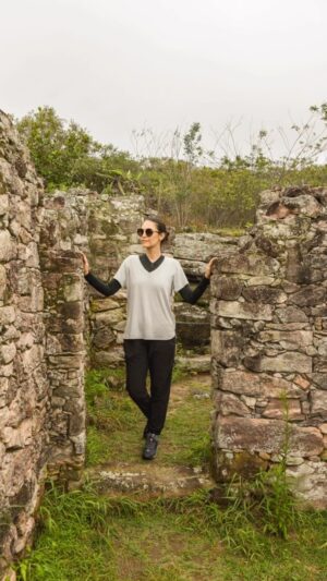 Chris Flores Instagram - A “Vila de Igatu”, antes denominada “Xique-Xique de Igatu”, na primeira fase do garimpo de diamantes, durante o século XIX, foi um próspero povoado no alto da serra, perto da cidade de Andaraí. O garimpo começa em 1844 e o Brasil se tornou o maior produtor de diamantes na segunda metade do século XIX. No fim da segunda guerra mundial, as minas já estavam exploradas à exaustão e assim, começa o declínio da produção de diamantes. A cidade começa a se esvaziar com a economia em declínio e praticamente é abandonada, restando casas fechadas, ruínas e poucos moradores.

Na área urbana do distrito de Igatu residem 382 habitantes. Muito pouco se comparado aos antigos habitantes: outrora, eram cerca de 9.000.

A maioria dos garimpeiros construía suas casas utilizando as pedras abundantes no local, sobressalentes do próprio garimpo, numa espécie de construção sem argamassa, com teto de palha. As casas eram simples, com fogão a lenha, sem banheiro, poucos cômodos e mobiliário bem modesto. Depois de abandonadas, as casas viraram ruínas que lembram as construções de civilizações remotas.

No Parque Histórico de Iguatu, existe a galeria arte e memória, um museu a céu aberto, que conta a história do local, com fotos e objetos usados no garimpo.