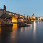 Chris Flores Instagram - Continuação post anterior… A Ponte Carlos (em checo Karlův most) é a ponte mais antiga de Praga. Atravessa o rio Moldava da Cidade Velha até a Cidade Pequena. É a segunda ponte mais antiga existente na República Tcheca. Sua construção começou em 1357 a pedido do rei Carlos IV, e foi finalizada a princípios do século XV. Sendo ela a única forma de atravessar o rio, a Ponte Carlos transformou-se na via de comunicação mais importante entre a Cidade Velha, o Castelo de Praga e as zonas adjacentes até 1841. Carlos IV (1316-1378), nascido como Venceslau, teve um longo e bem sucedido reinado e foi o Imperador Romano-Germânico, Rei da Itália de 1355 até sua morte, além de Rei da Boêmia e Germânia a partir de 1346, e Conde de Luxemburgo entre 1346 e 1353. Continua no próximo post… @ricorreafoto
