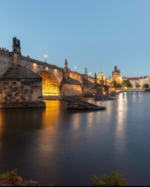 Chris Flores Instagram - Continuação post anterior…

A Ponte Carlos (em checo Karlův most) é a ponte mais antiga de Praga. Atravessa o rio Moldava da Cidade Velha até a Cidade Pequena. É a segunda ponte mais antiga existente na República Tcheca. 

Sua construção começou em 1357 a pedido do rei Carlos IV, e foi finalizada a princípios do século XV. Sendo ela a única forma de atravessar o rio, a Ponte Carlos transformou-se na via de comunicação mais importante entre a Cidade Velha, o Castelo de Praga e as zonas adjacentes até 1841.

Carlos IV (1316-1378), nascido como Venceslau, teve um longo e bem sucedido reinado e foi o Imperador Romano-Germânico, Rei da Itália de 1355 até sua morte, além de Rei da Boêmia e Germânia a partir de 1346, e Conde de Luxemburgo entre 1346 e 1353.

Continua no próximo post… 

@ricorreafoto
