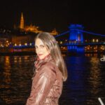 Chris Flores Instagram - Continuação post anterior… Budapeste noturna 🌙 e suas pontes A Széchenyi lánchíd (Ponte das Correntes) é um dos símbolos da cidade, da modernização e do crescimento em meados do século 19. Desde sua inauguração, em 1849, a ponte acelerou o desenvolvimento da cidade, que levou à unificação em 1873 dos municípios independentes de Buda, Pest e Ôbuda, que formam hoje a capital. Depois da Ponte das Correntes foi construída a Margit, e em 1896, quando ainda era uma capital do Império Habsburgo, veio a Szabadság, “liberdade” em húngaro, que foi batizada na inauguração como Ponte de Francisco José, em homenagem ao então imperador. Dizem que o próprio monarca que colocou o último parafuso na plataforma da ponte. A obra, inaugurada durante as celebrações do milênio de fundação da cidade, foi parte dos projetos urbanísticos para tornar Budapeste uma cidade europeia e moderna. A ponte Erzsébet, em homenagem à imperatriz Elisabeth, carinhosamente apelidada de Sisi, esposa de Francisco José, e muito querida na Hungria, apoiou o acordo que tornou a nação uma dupla monarquia do império Austro-Húngaro, que dava aos húngaros autonomia sob o domínio de Habsburgo. A ponte foi inaugurada em 1903, cinco anos depois do assassinato de Sisi, e foram os cidadãos da capital que pediram que fosse nomeada em homenagem à rainha. Continua no próximo post… 🎥 @ricorreafoto