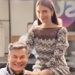 Chris Flores Instagram - Hj faz 10 anos que Hebe Camargo se foi 🌹 nossa diva eterna, inspiração. Tive o privilégio de usar hj no ar, no @fofocalizando , esse vestido lindo de paetês que foi criado para ela (veja foto no vídeo). Uma criação do meu querido amigo e figurinista @luciano0808 💜 ele foi o fiel escudeiro da Hebe durante 15 anos (gravei stories com ele contando histórias sobre a Hebe). Obrigada Ludy, obrigada Hebe 🙏🏼 que possamos levar sempre o lema da nossa diva: viva a vida!!! Lembrar dela com alegria, saudade e muito amor pela vida, como ela queria ser lembrada