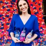 Chris Flores Instagram - Gente, minha parceira @comfortbrasil deixou a Avenida Paulista 10 vezes mais perfumada nesse domingo! Foi lindo, uma AVALANCHE DE PERFUME! Não podia perder esse espetáculo, porque além de muitas flores e perfumes, tinha uma obra do artista Eduardo Srur. Registrei aqui toda essa emoção! 💙🌸 #comfort10xmaisperfume #avalanchedeperfume