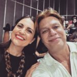 Chris Flores Instagram - Dia mais do que especial ☀️ eu e meu querido colega @fabioassuncaooficial fizemos uma opção um tanto quanto corajosa: voltar a estudar na maturidade. Um das melhores escolhas da minha vida (um dia conto pra vcs…). Ontem, recepcionamos os novos alunos da @puc_sp , jovens que estão ingressando na universidade cheios de sonhos e certos, como nós, de que a educação e o conhecimento salvam vidas - e a qualquer tempo 🙌🏼 A atividade foi uma deliciosa Roda de Conversa, debatendo principalmente o papel da arte na defesa da democracia. Falamos sério, demos risadas, trocamos experiências, debatemos ideias, tudo com respeito e liberdade de expressão, como deve ser numa verdadeira democracia 👏🏼