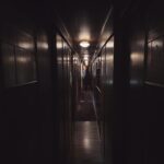 Chris Flores Instagram - Continuação do post anterior… A história do Majestic, trem imperial-real, tem raízes profundas no século XIX, a grande Era das ferrovias. Durante esse tempo, trens poderosos foram criados para as famílias governantes da Europa. A busca por precisão técnica e mobiliário esplêndido levou à criação de palácios elegantes sobre trilhos. O trem imperial da Áustria-Hungria levava a família de Francisco José I. O imperador, aliás, era um solteiro cobiçado na corte europeia, mas em seu primeiro encontro, ele se apaixonou por sua prima Elisabeth de Wittelsbach, conhecida como “Sisi” entre amigos e parentes. Em abril de 1854, o magnífico casamento foi realizado. Mas desde o início, Sisi achou seus deveres como imperatriz desagradáveis e desdenhou das rígidas estruturas hierárquicas e intrigas da corte vienense. Elisabeth fugia. Viajar se tornou o projeto de vida de Sisi. Sua beleza lançou um feitiço poderoso sobre aqueles ao seu redor e sua fama logo se espalhou muito além das fronteiras da monarquia dos Habsburgos. Inspirada pelas belas paisagens que passavam por sua janela e pelos sentimentos que elas evocavam, ela muitas vezes passava seu tempo no trem lendo e escrevendo poesia. Durante as duas guerras mundiais, esses trens foram destruídos; apenas um deles pôde ser salvo. Hoje pode ser admirado no Museu Técnico de Praga. Os planos de construção, que sobreviveram, serviram de base para o Majestic Imperator Train de Luxe, que hoje faz o percurso Viena-Praga com turistas, que revivem os tempos do Imperador e da Imperatriz em seus vagões. Continua no próximo post…