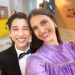 Chris Flores Instagram - Foi uma honra participar da novela @polianamocaoficial 💜 ao lado desse grande e jovem ator @joaopedrodelfino 💜 na cena, nosso Pinocchio virou menino famoso e visitou os estúdios do @sbt 💜 vou guardar esse momento pra sempre no meu coração 💜 obrigada João Pedro querido pela generosidade de dividir a cena comigo e meu agradecimento à toda equipe dessa novela linda que faz a família brasileira falar de amor, respeito e união 💜