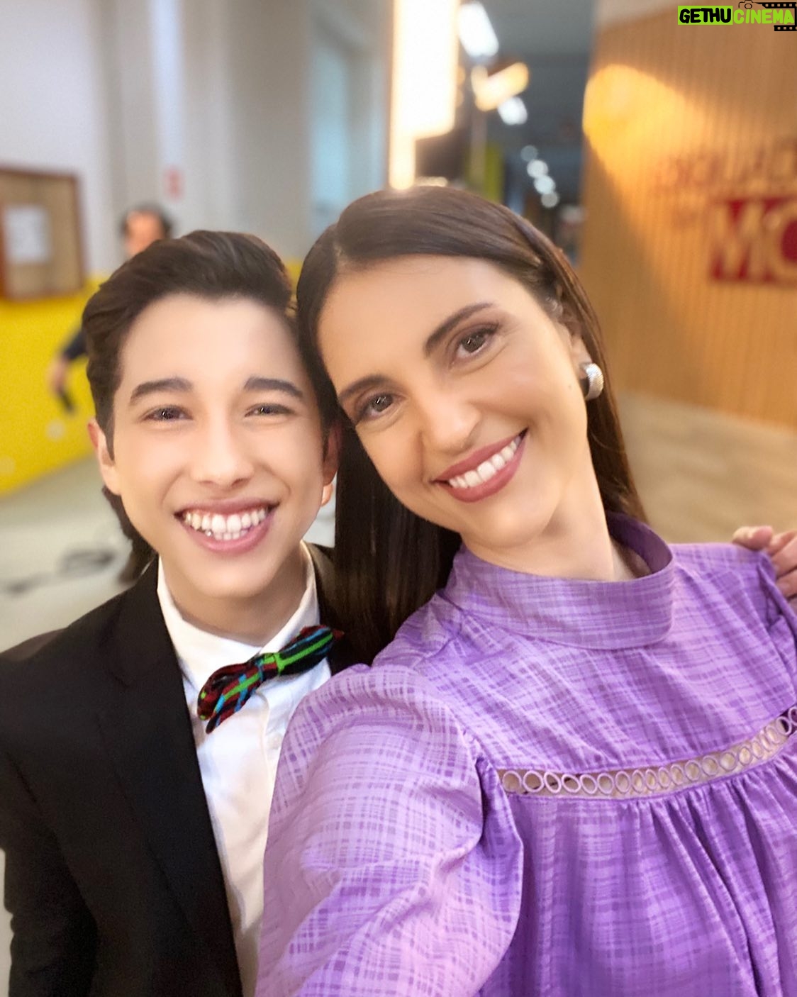 Chris Flores Instagram - Foi uma honra participar da novela @polianamocaoficial 💜 ao lado desse grande e jovem ator @joaopedrodelfino 💜 na cena, nosso Pinocchio virou menino famoso e visitou os estúdios do @sbt 💜 vou guardar esse momento pra sempre no meu coração 💜 obrigada João Pedro querido pela generosidade de dividir a cena comigo e meu agradecimento à toda equipe dessa novela linda que faz a família brasileira falar de amor, respeito e união 💜
