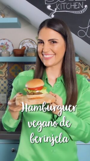 Chris Flores Instagram - Olha que delícia de receita!!! Hamburguer Vegano de berinjela com pão Veg Sponge da Panco 💚 simmmmmmm! Lançamento pra vcs 🙌🏼 a @pancooficial tbm tem pão vegano 🌱 maravilhoso!!!!

Ingredientes
1 berinjela
1 cebola
1 dente de alho
1 xíc. (chá) de aveia de flocos finos
Azeite
1 col. (sopa) de linhaça
Sal, pimenta, temperos, cheiro verde a gosto
 
Preparo
Corte a berinjela em cubos e refogue com um pouco de azeite na frigideira. Cozinhe e acrescente temperos, sal, ervas a gosto até ficar bem dourada e macia. Depois, em um processador coloque a berinjela refogada, a cebola, o dente de alho, a linhaça bem hidratada e processe até a massa ficar bem uniforme, como uma pasta. Leve essa pasta para a frigideira para que ela se aqueça e seque a água acumulada. Em uma tigela acrescente à massa de berinjela a aveia em flocos, misturando bem até ficar bem homogênea novamente a massa. Modele os hambúrgueres com mais ou menos 7 cm de diâmetro. Forre uma forma com papel manteiga e coloque os hambúrgueres, levando ao forno por 10 minutos de cada lado. Monte o lanche com o pão Veg Sponge, coloque o hambúrguer, uma maionese vegana (há muitas opções no mercado), alface e tomate.

Aproveite e me conta depois 💋

#receita #hamburguervegano #vegsponge #panco
