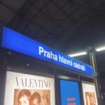 Chris Flores Instagram - Continuação do post anterior… A história do Majestic, trem imperial-real, tem raízes profundas no século XIX, a grande Era das ferrovias. Durante esse tempo, trens poderosos foram criados para as famílias governantes da Europa. A busca por precisão técnica e mobiliário esplêndido levou à criação de palácios elegantes sobre trilhos. O trem imperial da Áustria-Hungria levava a família de Francisco José I. O imperador, aliás, era um solteiro cobiçado na corte europeia, mas em seu primeiro encontro, ele se apaixonou por sua prima Elisabeth de Wittelsbach, conhecida como “Sisi” entre amigos e parentes. Em abril de 1854, o magnífico casamento foi realizado. Mas desde o início, Sisi achou seus deveres como imperatriz desagradáveis e desdenhou das rígidas estruturas hierárquicas e intrigas da corte vienense. Elisabeth fugia. Viajar se tornou o projeto de vida de Sisi. Sua beleza lançou um feitiço poderoso sobre aqueles ao seu redor e sua fama logo se espalhou muito além das fronteiras da monarquia dos Habsburgos. Inspirada pelas belas paisagens que passavam por sua janela e pelos sentimentos que elas evocavam, ela muitas vezes passava seu tempo no trem lendo e escrevendo poesia. Durante as duas guerras mundiais, esses trens foram destruídos; apenas um deles pôde ser salvo. Hoje pode ser admirado no Museu Técnico de Praga. Os planos de construção, que sobreviveram, serviram de base para o Majestic Imperator Train de Luxe, que hoje faz o percurso Viena-Praga com turistas, que revivem os tempos do Imperador e da Imperatriz em seus vagões. Continua no próximo post…