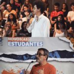 Chris Flores Instagram - Dia mais do que especial ☀️ eu e meu querido colega @fabioassuncaooficial fizemos uma opção um tanto quanto corajosa: voltar a estudar na maturidade. Um das melhores escolhas da minha vida (um dia conto pra vcs…). Ontem, recepcionamos os novos alunos da @puc_sp , jovens que estão ingressando na universidade cheios de sonhos e certos, como nós, de que a educação e o conhecimento salvam vidas - e a qualquer tempo 🙌🏼 A atividade foi uma deliciosa Roda de Conversa, debatendo principalmente o papel da arte na defesa da democracia. Falamos sério, demos risadas, trocamos experiências, debatemos ideias, tudo com respeito e liberdade de expressão, como deve ser numa verdadeira democracia 👏🏼