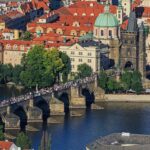 Chris Flores Instagram - Continuação post anterior… A Ponte Carlos (em checo Karlův most) é a ponte mais antiga de Praga. Atravessa o rio Moldava da Cidade Velha até a Cidade Pequena. É a segunda ponte mais antiga existente na República Tcheca. Sua construção começou em 1357 a pedido do rei Carlos IV, e foi finalizada a princípios do século XV. Sendo ela a única forma de atravessar o rio, a Ponte Carlos transformou-se na via de comunicação mais importante entre a Cidade Velha, o Castelo de Praga e as zonas adjacentes até 1841. Carlos IV (1316-1378), nascido como Venceslau, teve um longo e bem sucedido reinado e foi o Imperador Romano-Germânico, Rei da Itália de 1355 até sua morte, além de Rei da Boêmia e Germânia a partir de 1346, e Conde de Luxemburgo entre 1346 e 1353. Continua no próximo post… @ricorreafoto