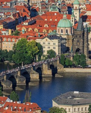 Chris Flores Instagram - Continuação post anterior…

A Ponte Carlos (em checo Karlův most) é a ponte mais antiga de Praga. Atravessa o rio Moldava da Cidade Velha até a Cidade Pequena. É a segunda ponte mais antiga existente na República Tcheca. 

Sua construção começou em 1357 a pedido do rei Carlos IV, e foi finalizada a princípios do século XV. Sendo ela a única forma de atravessar o rio, a Ponte Carlos transformou-se na via de comunicação mais importante entre a Cidade Velha, o Castelo de Praga e as zonas adjacentes até 1841.

Carlos IV (1316-1378), nascido como Venceslau, teve um longo e bem sucedido reinado e foi o Imperador Romano-Germânico, Rei da Itália de 1355 até sua morte, além de Rei da Boêmia e Germânia a partir de 1346, e Conde de Luxemburgo entre 1346 e 1353.

Continua no próximo post… 

@ricorreafoto