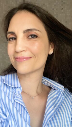 Chris Flores Instagram - Minha maquiagem “cara de bonita” em 5 minutos… 

depois dos 40, menos maquiagem, mais cuidado com a pele e aquela solução rápida pra sair de casa com cara de saúde 💋

Make de 5 minutos 
(pra hora da pressa kkk ou seja, sempre, né?) 

- protetor solar 
- sérum/hidratante 
- base leve 
- sombra rosada 
- sombreado delineado acima dos cílios 
- máscara de cílios 
- blush com iluminador (leve, tá kk) 
- batom cor de boca
- gloss 

Pronto 👊🏻🌸 

E seja o que Deus quiser ⭐️ 

#bomdia
#make 
#skincare