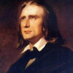 Chris Flores Instagram - Continuação post anterior… Franz Liszt (1811-1886) foi um compositor, pianista, maestro e professor húngaro. Liszt ganhou fama na Europa durante o início do século XIX por sua habilidade como pianista virtuoso. Foi citado por seus contemporâneos como o pianista mais avançado de sua época. Estudara piano, violino, violão e violoncelo enquanto estudava filosofia. Seu nome em húngaro é Liszt Ferenc. Ao nascer, Franz Liszt recebeu pouca esperança de sobrevida. Sofria síncopes frequentes e chegou a tal ponto que um carpinteiro foi chamado para tirar suas medidas e preparar seu caixão. Contudo, acabou se curando. UM CASO DE AMOR (veja as fotos dois dois) A Princesa Carolyne zu Sayn-Wittgenstein (1819-1887) conheceu Franz Liszt em Kiev (Rússia) em 1847, durante uma de suas turnês. O grão-duque de Weimar (Alemanha) tinha oferecido a Liszt um cargo de prestígio, e a princesa juntou-se a ele em fevereiro de 1848, vivendo juntos durante muitos anos. Carolyne era independente do seu marido já há algum tempo. A Igreja Católica Romana eventualmente quis que a princesa casasse com Liszt e regularizasse sua situação, mas por ela estar ainda casada e o marido estar ainda vivo, a princesa teve que convencer as autoridades católicas de que seu casamento tinha sido inválido. Em setembro de 1860, depois de um intrincado processo, parecia ter conseguido e estava previsto seu novo casamento em Roma, em 22 de outubro de 1861, no dia do 50º aniversário de Liszt. Este, tendo chegado a Roma em 21 de outubro de 1861, descobriu que a princesa, no entanto, não poderia se casar, pois, tanto o marido dela quanto o Czar da Rússia conseguiram revogar a permissão para o matrimônio no Vaticano. O escândalo causado por Liszt frequentar a casa de uma mulher casada contribuiu depois para que mudassem para a Itália em 1860. Eles não eram casados, pois a princesa não começou um divórcio. A sua permanência durou cerca de quarenta anos. Faleceram com oito meses de diferença, o que fez deles um par lendário. Franz Liszt morreu em 31 de julho de 1886, em Bayreuth, na Baviera. Seu corpo foi sepultado no cemitério de Alter Friedhof, na mesma cidade. Continua no próximo post… 📷 @ricorreafoto