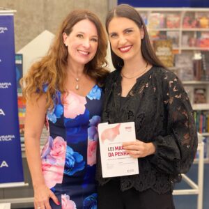 Chris Flores Instagram - Quando uma outra mulher faz uma conquista, a gente deve comemorar muito 💜 quando uma amiga realiza um sonho, mais ainda 💜 quando essa mulher é alguém que disponibiliza a vida para ajudar outras mulheres, sou só aplausos 💜 como tenho orgulho de ser sua amiga @valscarance 👏🏼👏🏼👏🏼 promotora de justiça do MPSP, que atua há 20 anos no combate à violência contra as mulheres, pesquisou durante 12 anos o tema para trazer um livro definitivo sobre a Lei Maria da Penha 🌸 

Todas nós deveríamos ler, deveríamos ter esse livro na nossa vida, para entender o que é essa lei e como ela pode nos ajudar nesse combate contra a violência. É muitooooo importante o conhecimento, pq só ele nos permite ter o entendimento do que passamos para podermos agir. 

Val, amo vc 🌸 

Mulheres, quem estiver passando por algum tipo de violência 180 

Se vc conhece alguma mulher que passa por isso, ligue 180 tbm e denuncie 

#juntassomosmaisfortes