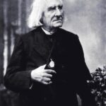 Chris Flores Instagram - Continuação post anterior… Franz Liszt (1811-1886) foi um compositor, pianista, maestro e professor húngaro. Liszt ganhou fama na Europa durante o início do século XIX por sua habilidade como pianista virtuoso. Foi citado por seus contemporâneos como o pianista mais avançado de sua época. Estudara piano, violino, violão e violoncelo enquanto estudava filosofia. Seu nome em húngaro é Liszt Ferenc. Ao nascer, Franz Liszt recebeu pouca esperança de sobrevida. Sofria síncopes frequentes e chegou a tal ponto que um carpinteiro foi chamado para tirar suas medidas e preparar seu caixão. Contudo, acabou se curando. UM CASO DE AMOR (veja as fotos dois dois) A Princesa Carolyne zu Sayn-Wittgenstein (1819-1887) conheceu Franz Liszt em Kiev (Rússia) em 1847, durante uma de suas turnês. O grão-duque de Weimar (Alemanha) tinha oferecido a Liszt um cargo de prestígio, e a princesa juntou-se a ele em fevereiro de 1848, vivendo juntos durante muitos anos. Carolyne era independente do seu marido já há algum tempo. A Igreja Católica Romana eventualmente quis que a princesa casasse com Liszt e regularizasse sua situação, mas por ela estar ainda casada e o marido estar ainda vivo, a princesa teve que convencer as autoridades católicas de que seu casamento tinha sido inválido. Em setembro de 1860, depois de um intrincado processo, parecia ter conseguido e estava previsto seu novo casamento em Roma, em 22 de outubro de 1861, no dia do 50º aniversário de Liszt. Este, tendo chegado a Roma em 21 de outubro de 1861, descobriu que a princesa, no entanto, não poderia se casar, pois, tanto o marido dela quanto o Czar da Rússia conseguiram revogar a permissão para o matrimônio no Vaticano. O escândalo causado por Liszt frequentar a casa de uma mulher casada contribuiu depois para que mudassem para a Itália em 1860. Eles não eram casados, pois a princesa não começou um divórcio. A sua permanência durou cerca de quarenta anos. Faleceram com oito meses de diferença, o que fez deles um par lendário. Franz Liszt morreu em 31 de julho de 1886, em Bayreuth, na Baviera. Seu corpo foi sepultado no cemitério de Alter Friedhof, na mesma cidade. Continua no próximo post… 📷 @ricorreafoto