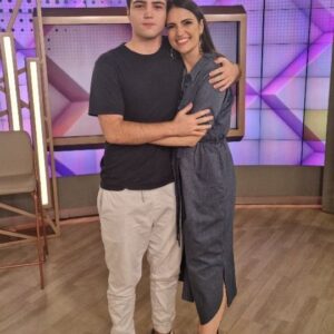 Chris Flores Instagram - Hoje, foi dia de festa no @fofocalizando! 🥳🎂 Nossa querida @chrisfloresnet completou mais um ano e recebeu uma super homenagem: a presença do seu filho, Gabriel, no palco do programa! 🎉 Para completar, nossa apresentadora ainda recebeu um presente super especial! Assista o reels até o final e confira todos os detalhes 🎁 Parabéns, Chris! Você é incrível 💜 #FofocalizandoNoSBT