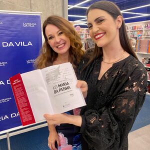 Chris Flores Instagram - Quando uma outra mulher faz uma conquista, a gente deve comemorar muito 💜 quando uma amiga realiza um sonho, mais ainda 💜 quando essa mulher é alguém que disponibiliza a vida para ajudar outras mulheres, sou só aplausos 💜 como tenho orgulho de ser sua amiga @valscarance 👏🏼👏🏼👏🏼 promotora de justiça do MPSP, que atua há 20 anos no combate à violência contra as mulheres, pesquisou durante 12 anos o tema para trazer um livro definitivo sobre a Lei Maria da Penha 🌸 

Todas nós deveríamos ler, deveríamos ter esse livro na nossa vida, para entender o que é essa lei e como ela pode nos ajudar nesse combate contra a violência. É muitooooo importante o conhecimento, pq só ele nos permite ter o entendimento do que passamos para podermos agir. 

Val, amo vc 🌸 

Mulheres, quem estiver passando por algum tipo de violência 180 

Se vc conhece alguma mulher que passa por isso, ligue 180 tbm e denuncie 

#juntassomosmaisfortes