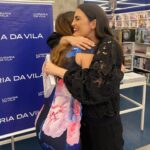 Chris Flores Instagram - Quando uma outra mulher faz uma conquista, a gente deve comemorar muito 💜 quando uma amiga realiza um sonho, mais ainda 💜 quando essa mulher é alguém que disponibiliza a vida para ajudar outras mulheres, sou só aplausos 💜 como tenho orgulho de ser sua amiga @valscarance 👏🏼👏🏼👏🏼 promotora de justiça do MPSP, que atua há 20 anos no combate à violência contra as mulheres, pesquisou durante 12 anos o tema para trazer um livro definitivo sobre a Lei Maria da Penha 🌸 Todas nós deveríamos ler, deveríamos ter esse livro na nossa vida, para entender o que é essa lei e como ela pode nos ajudar nesse combate contra a violência. É muitooooo importante o conhecimento, pq só ele nos permite ter o entendimento do que passamos para podermos agir. Val, amo vc 🌸 Mulheres, quem estiver passando por algum tipo de violência 180 Se vc conhece alguma mulher que passa por isso, ligue 180 tbm e denuncie #juntassomosmaisfortes