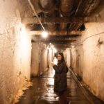 Chris Flores Instagram - Continuação post anterior… Em 1830, Pilsen (Plzen), numa província do reino medieval da Boêmia, era uma cidade cervejeira real, famosa pela qualidade de sua cerveja. Em 1838, alguns cervejeiros de Pilsen consideravam a qualidade de um lote tão ruim que despejaram 36 barris de material em frente à prefeitura. Os proprietários de tabernas e clientes descontentes exigiam uma cerveja melhor e ouviram falar do novo método de fabricação de cerveja na vizinha Munique, onde a chamada cerveja boêmia era feita com a ajuda de máquinas de fabricação de gelo recém-inventadas. Empresários locais e proprietários de tabernas em Pilsen se comprometeram a arrecadar fundos e construir uma nova cervejaria, a chamada Bürgerbrauerei ou “Cervejaria Municipal ou do cidadão. Um arquiteto líder, Martin Stelzer, foi contratado para projetar a cervejaria e viajou pela Europa e Grã-Bretanha para estudar cervejarias modernas que usavam as novas tecnologias da Revolução Industrial Sua primeira decisão brilhante foi situá-la ao longo do rio Radbuzaque, que tinha rocha de arenito ao longo do leito e áreas adjacentes, o que facilitou a escavação de grandes túneis para o armazenamento da cerveja em temperaturas baixas. Outra decisão, contratar o Mestre cervejeiro bávaro Josef Groll para supervisionar as operações de fabricação de cerveja. Josef Groll fabricou a cerveja de cor mais clara que o mundo já havia visto, uma bebida dourada e cheia de lúpulos fermentada com fermento obtido da Baviera., de sabor acentuado e refrescante. Seu primeiro lote de cerveja foi apresentado na Feira em 11 de novembro de 1842 Urquell Pils ou Pilsner Urquell é uma marca de cerveja checa fabricada pela cervejaria Plzensky Prazdoj, na cidade de Plzeň (Pilsen), província de Boêmia, Tchéquia. Classificada como uma Bohemian Pilsner, é a pioneira no estilo pilsner, sendo hoje, um dos estilos mais apreciados no planeta. E fim da viagem 💜💋 gostaram? 📷 @ricorreafoto