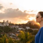 Chris Flores Instagram - Pôr do sol em Tiradentes ☀️🙌🏼 💜 #semanacriativadetiradentes #tiradentes #cultura #arte #historia