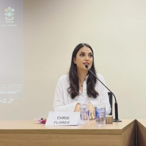 Chris Flores Instagram - Que prazer eu tenho em falar sobre minhas experiências profissionais para jovens que estão cursando jornalismo. Hoje tive o privilégio de palestrar na mesa sobre Jornalismo e Cultura Pop na Semana de Jornalismo da PUC-SP, a convite dos próprios alunos e do @benepuc . Um honra dividir a bancada com os queridos Guilherme, Valentina e Sofia, aprendi demais com vcs 🙏🏼 

Perguntas inteligentes, alunos curiosos e interessados, auditório lotado! Obrigada por tanto!

Estudar é vida 🙌🏼 

O jornalismo vive 👊🏻💜